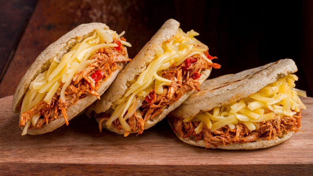 Street Food Arepas Bogota Kolombia dengan Isian Daging dan Keju